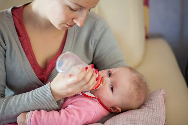 Madre che alimenta la bambina con una bottiglia di latte — Foto Stock