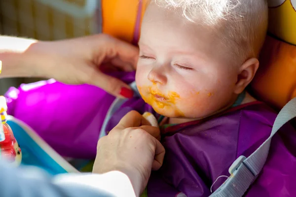 Enfant malheureux fille apprendre à manger de la nourriture solide — Photo