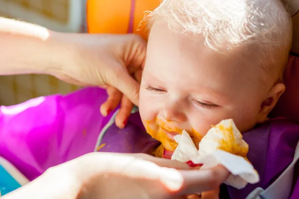 Nešťastný kojenecká dívka, naučit se jíst tuhou stravu — Stock fotografie