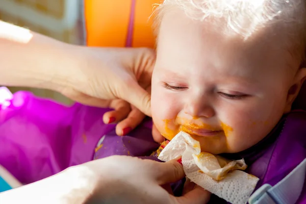 Unglückliche Säugling Mädchen lernen, feste Nahrung zu essen — Stockfoto