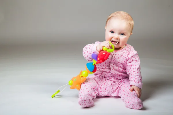 Roztomilé kojenecké holčička sedí na podlaze — Stock fotografie