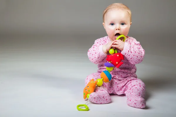Carino neonata seduto sul pavimento — Foto Stock