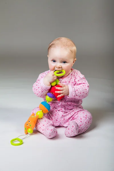 床に座ってかわいい乳児の赤ちゃん女の子 — ストック写真