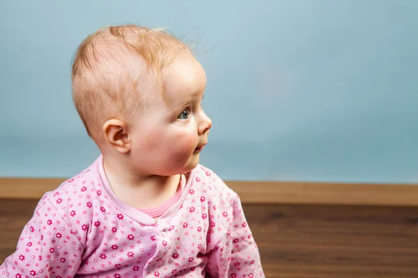 Cute infant baby girl sitting on the floor — Stock Photo, Image