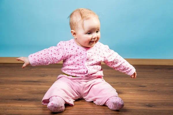 Schattige baby babymeisje, zittend op de vloer — Stockfoto