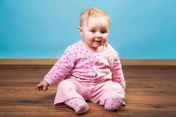 可爱的小婴儿宝贝女孩坐在地板上 — 图库照片