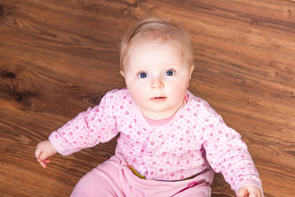 Niedliche Säugling Baby Mädchen sitzt auf dem Boden — Stockfoto