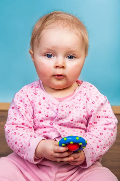 Baby meisje spelen in de kamer op houten vloer — Stockfoto