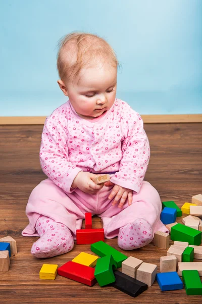 Infant girl playing with bricks — Stock Photo, Image