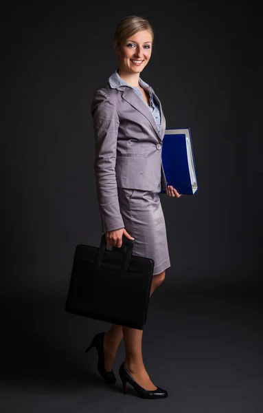 Kvinna i formell klädsel på mörk grå bakgrund — Stockfoto