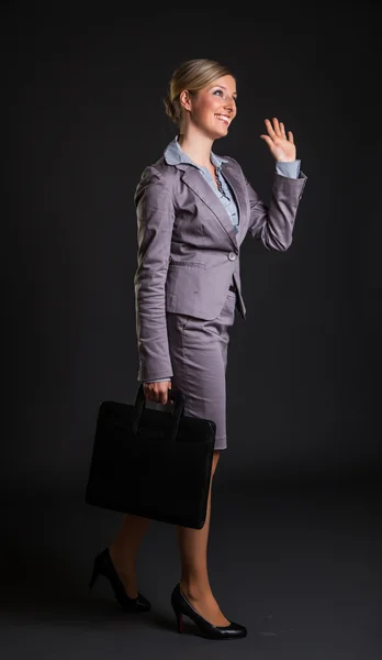 Žena ve formálním oblečení na tmavě šedém pozadí — Stock fotografie
