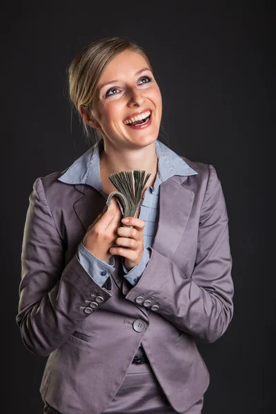 Женщина с польскими злотыми деньгами на темно-сером фоне — стоковое фото