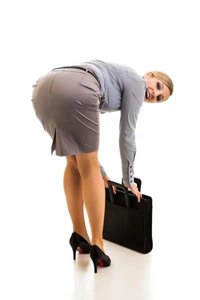 Счастливая деловая женщина с портфелем изолированы на белом — стоковое фото