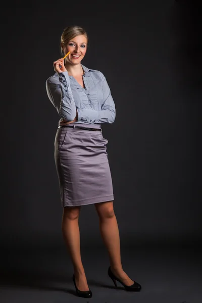 Businesswoman has ideas on gray background — Stock Photo, Image