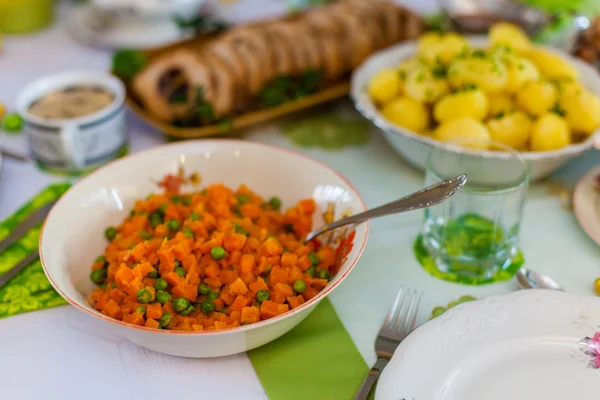 Deliciuously letar mat på ett dekorerade bord — Stockfoto