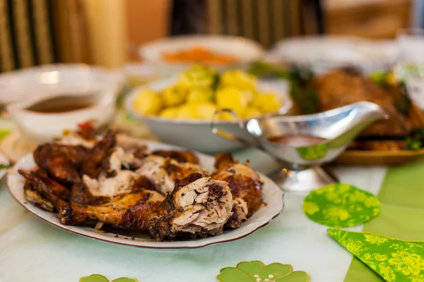 Köstlich aussehendes Essen auf einem dekorierten Tisch — Stockfoto