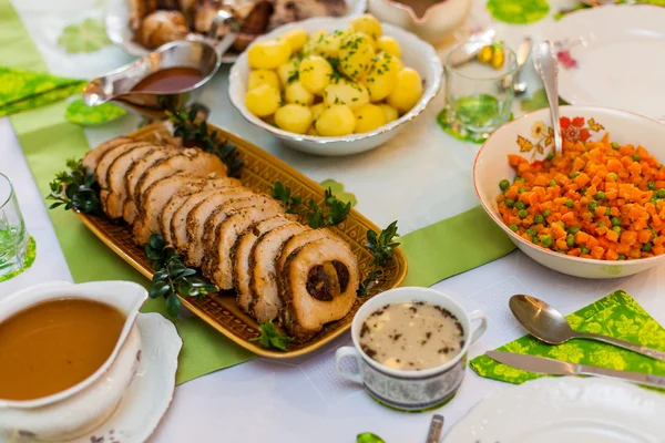 Deliciosamente olhando comida em uma mesa decorada — Fotografia de Stock