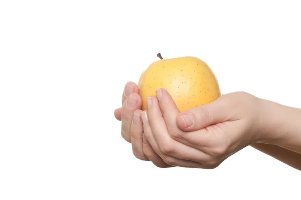 Mulher mão segurando maçã sobre um fundo branco — Fotografia de Stock