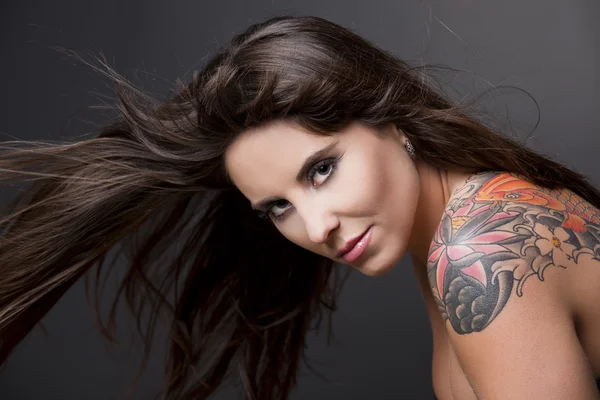 Mulher com uma tatuagem — Fotografia de Stock