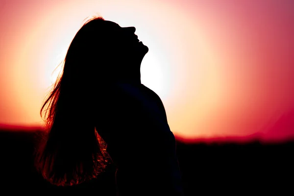 Frau entspannt sich bei Sonnenuntergang — Stockfoto