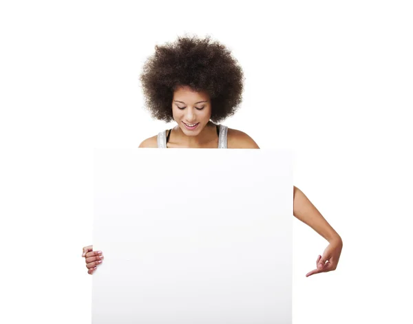 女人抱着一个白色的广告牌 — 图库照片