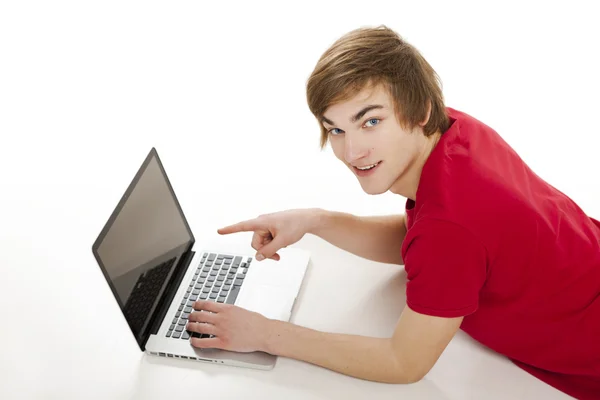 Bir dizüstü bilgisayar ile çalışan adam — Stok fotoğraf