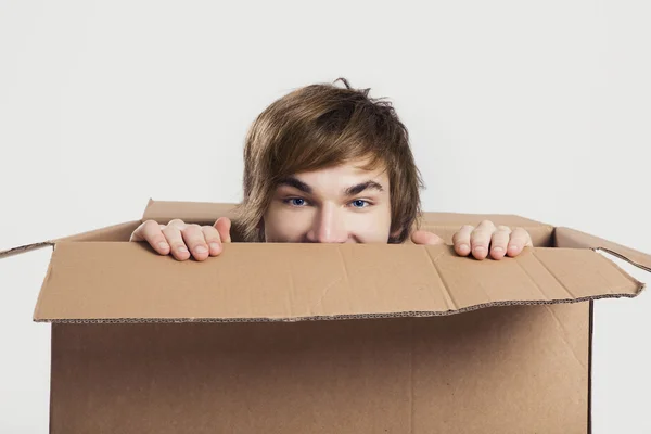 Mannen inne i en kort låda — Stockfoto