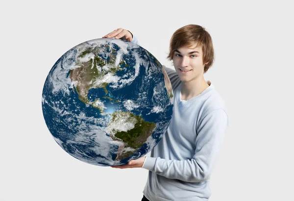 Rapaz segurando o planeta Terra — Fotografia de Stock