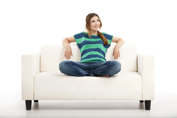 Frau auf dem Sofa — Stockfoto
