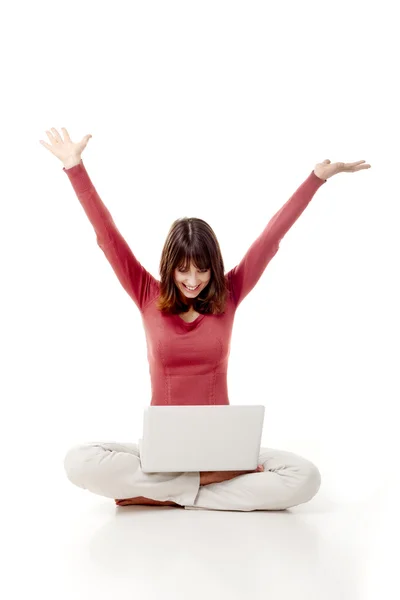 快乐的女人用一台笔记本电脑 — 图库照片