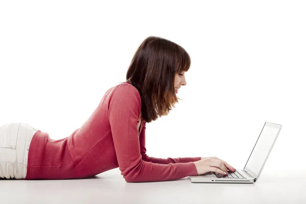 Mujer trabajando con un portátil —  Fotos de Stock