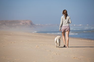 Köpeğiyle yürüyen