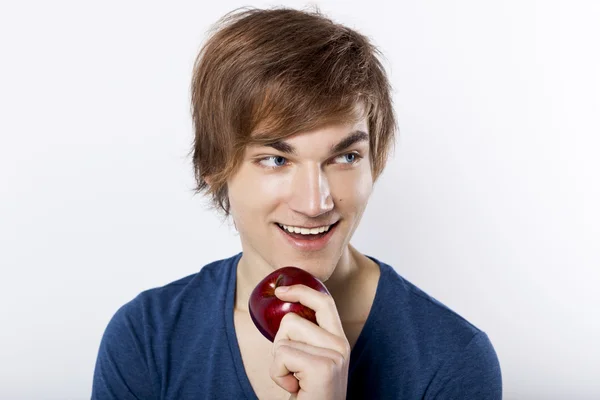 Молодий чоловік їсть яблуко — стокове фото
