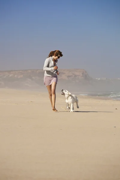 Κορίτσι με το χαριτωμένο σκυλάκι — Φωτογραφία Αρχείου
