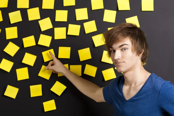 Pointing to a yellow note — Stock Photo, Image