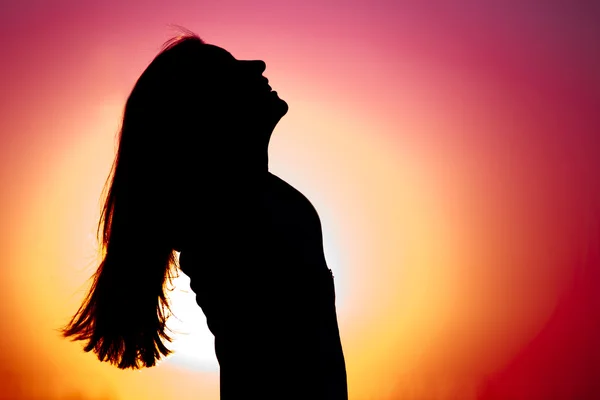 Kvinna avkopplande vid solnedgången — Stockfoto