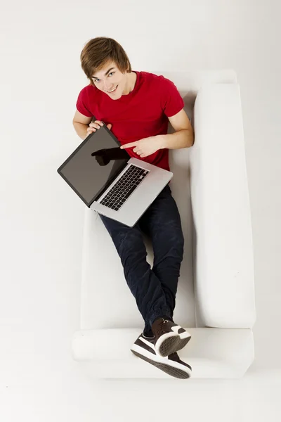 Ung man med en bärbar dator — Stockfoto