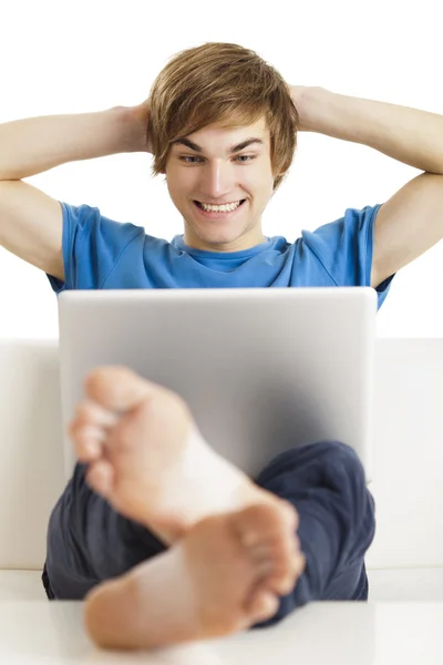 Homme heureux avec un ordinateur portable — Photo