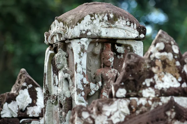 Вырезание статуи на мандапе, Никский горох, Камбоджа — стоковое фото