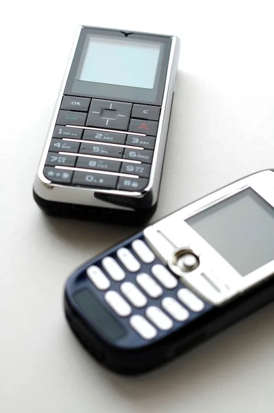 Zwei moderne Mobiltelefone — Stockfoto