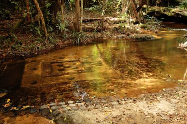 Kbal Speana, su altında yontulmuş taş