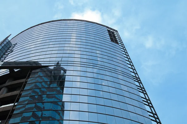 Bürogebäude über dem Himmel — Stockfoto