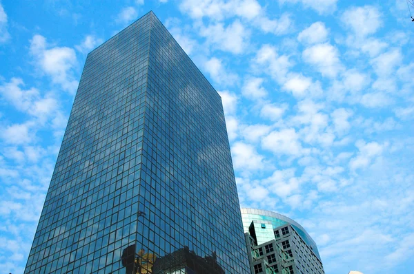 하늘 위에 건물 사무실 — 스톡 사진