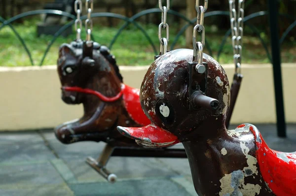 Swingende eend en paard (speelgoed) — Stockfoto