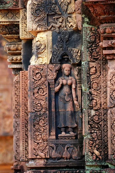 Statyn carving på mandapa, banteay sreiz, Kambodja — Stockfoto