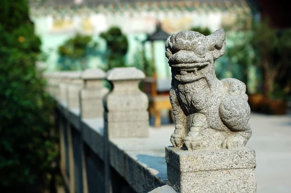 Lion de pierre du temple chinois — Photo