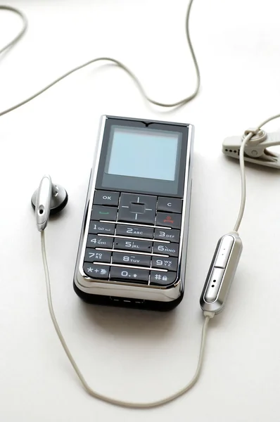 Teléfono móvil y auriculares — Foto de Stock