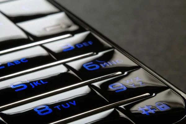 Blaue mobile Tastatur unter Dunkelheit — Stockfoto