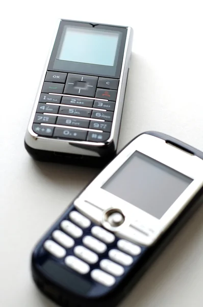 Zwei moderne Mobiltelefone — Stockfoto