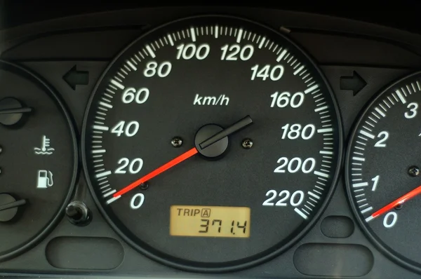 汽车仪表板的速度和里程表 — 图库照片
